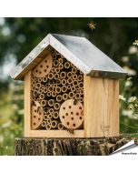 Bijenhotel met metalen dak in de tuin