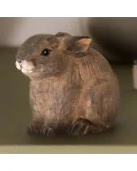 DecoAnimal Baby Konijn van Wildlife Garden, een bruin houten konijnenbeeld met grote liggende oren, zwarte glanzende ogen, lichte snuit en kleine voorpootjes.