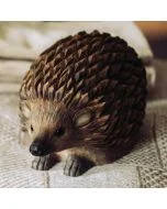DecoAnimal Egel van Wildlife Garden op een lichtgekleurde stoffen ondergrond, met donkerbruine houten stekels, zwarte ogen, spitse snuit en kleine voorpoten.