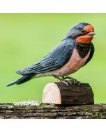 Onder de naam DecoBird - Boerenzwaluw presenteren wij een serie van ambachtelijk vormgegeven houten vogels.