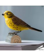 Handgemaakte Geelgors DecoBird kopen? Natuurgetrouwe houten vogel van Wildlife Garden. Duurzame vogeldecoratie & uniek cadeau ➤ Vogelhuisje.com