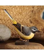Houtgesneden vogel in de vorm van een Grote gele kwikstaart is een mooie decoratie waar het hele gezin dol op zal zijn ✔️ Levensecht vorm- en kleur gegeven model ➤ Koop nu online bij Vogelhuisje.com