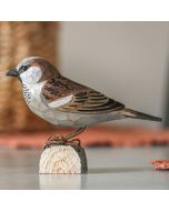 Onder de naam DecoBird - Huismus presenteren wij een serie van ambachtelijk vormgegeven houten vogels.