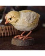 Handgesneden DecoBird kuiken van Wildlife Garden in een natuurlijke pikkende houding. Houten paas- en voorjaarsdecoratie van ca. 8,5 cm.