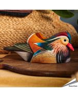 Houtgesneden vogel in de vorm van een Mandarijneend is een mooie decoratie waar het hele gezin dol op zal zijn ✔️ Levensecht vorm- en kleur gegeven model ➤ Koop nu online bij Vogelhuisje.com