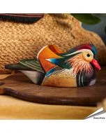 Houtgesneden vogel in de vorm van een Mandarijneend is een mooie decoratie waar het hele gezin dol op zal zijn ✔️ Levensecht vorm- en kleur gegeven model ➤ Koop nu online bij Vogelhuisje.com