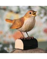 Houtgesneden vogel in de vorm van een nachtegaal is een mooie decoratie waar het hele gezin dol op zal zijn ✔️ Levensecht vorm- en kleur gegeven model ➤ Koop nu online bij Vogelhuisje.com