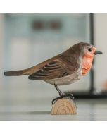 Houtgesneden vogel in de vorm van een Roodborst is een mooie decoratie waar het hele gezin dol op zal zijn ✔️ Levensecht vorm- en kleur gegeven model ➤ Koop nu online bij Hoezo-Kado