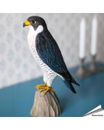Houtgesneden vogel in de vorm van een Slechtvalk is een mooie decoratie waar het hele gezin dol op zal zijn ✔️ Levensecht vorm- en kleur gegeven model ➤ Koop nu online bij Vogelhuisje.com