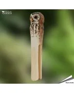 DecoClip - Steenuil van Wildlife Garden. Handgesneden houten wasknijper met ronde uilenkop, lichte gezichtsschijf en gestreepte borst. Ca. 21 x 24 x 105 mm.