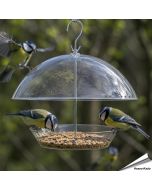 Hangende voederschaal met transparant dak in de tuin
