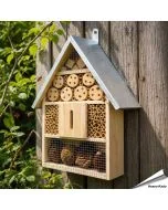 Helpt de nuttige insecten in je tuin met deze grote Insectenhotel ✔️ Vol met Natuurlijke materialen ✔️ Voor Lieveheersbeestjes, Vlinders, Solitaire Bijen en meer ✔️ Een must-have voor ieder met een hart voor de Tuin ➤ Vogelhuisje.com