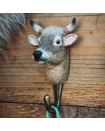 Kledinghaak Koe van Wildlife Garden aan een rustieke houten wand, met bruingrijze koeienkop, zwarte hoornpunten en metalen haak met groen koord.