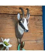 Kledinghaak Gems van Wildlife Garden aan een houten wand, met twee naar achteren gebogen hoorns, witbruine kop en messingkleurige metalen haak.