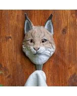 Kledinghaak Lynx van Wildlife Garden aan een houten wand, met een bruin-witte lynxkop en een handdoek aan de metalen haak.