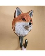 Kledinghaak Vos van Wildlife Garden aan een houten wand, met een oranjebruine vossenkop, witte vacht en metalen haak met opgehangen lus.