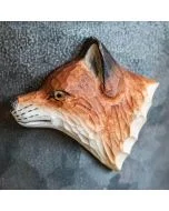 Houten koelkastmagneet Vos van Wildlife Garden met roodbruine vacht, spitse oren en witte snuit, bevestigd op een donkergrijze metalen ondergrond.