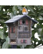 Multiholk Fjällstugan, nestkast en voederhuis in de vorm van een Zweeds chalet