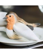 Versier je eettafel op met deze handgesneden servetring in de vorm van een roodborstje.