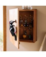 Houten Wildlife Garden sleutelkastje met handgesneden grote bonte specht, 7 sleutelhaakjes en magneetsluiting. Decoratief én praktisch voor de hal.
