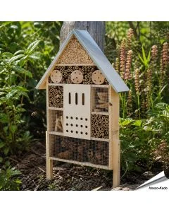 Insectenhotel XXL met metalen dak in de tuin