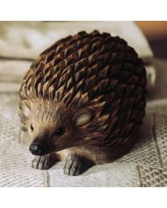 DecoAnimal Egel van Wildlife Garden op een lichtgekleurde stoffen ondergrond, met donkerbruine houten stekels, zwarte ogen, spitse snuit en kleine voorpoten.