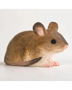 DecoAnimal Muis van Wildlife Garden, een bruin houten muizenbeeld met grote ronde oren, zwarte glanzende ogen, roze neus, witte buik en lange staart.