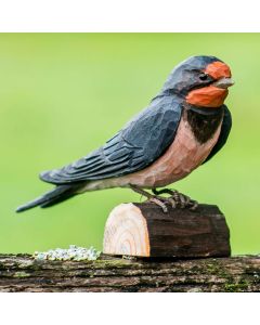 Onder de naam DecoBird - Boerenzwaluw presenteren wij een serie van ambachtelijk vormgegeven houten vogels.