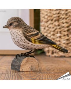 Houtgesneden vogel in de vorm van een Dennensijs is een mooie decoratie waar het hele gezin dol op zal zijn ✔️ Levensecht vorm- en kleur gegeven model ➤ Koop nu online bij Vogelhuisje.com