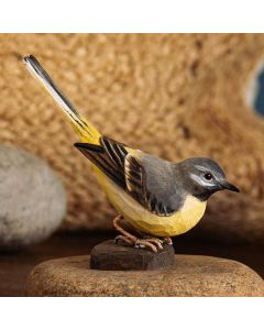 Houtgesneden vogel in de vorm van een Grote gele kwikstaart is een mooie decoratie waar het hele gezin dol op zal zijn ✔️ Levensecht vorm- en kleur gegeven model ➤ Koop nu online bij Vogelhuisje.com