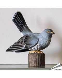 Houtgesneden vogel in de vorm van een Koekoek is een mooie decoratie waar het hele gezin dol op zal zijn ✔️ Levensecht vorm- en kleur gegeven model ➤ Koop nu online bij Vogelhuisje.com