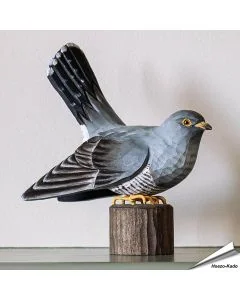 Houtgesneden vogel in de vorm van een Koekoek is een mooie decoratie waar het hele gezin dol op zal zijn ✔️ Levensecht vorm- en kleur gegeven model ➤ Koop nu online bij Vogelhuisje.com