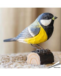 Houtgesneden vogel in de vorm van een Koolmees is een mooie decoratie waar het hele gezin dol op zal zijn ✔️ Levensecht vorm- en kleur gegeven model ➤ Koop nu online bij Vogelhuisje.com