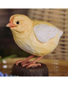 Handgesneden houten DecoBird kuiken van Wildlife Garden. Charmante gele paas- en voorjaarsdecoratie van ca. 8 cm. Bekijk het bij Vogelhuisje.com.
