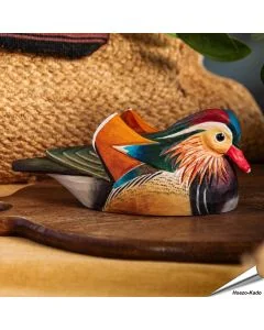 Houtgesneden vogel in de vorm van een Mandarijneend is een mooie decoratie waar het hele gezin dol op zal zijn ✔️ Levensecht vorm- en kleur gegeven model ➤ Koop nu online bij Vogelhuisje.com