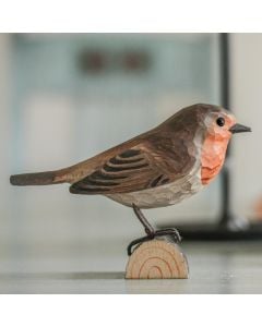 Houtgesneden vogel in de vorm van een Roodborst is een mooie decoratie waar het hele gezin dol op zal zijn ✔️ Levensecht vorm- en kleur gegeven model ➤ Koop nu online bij Hoezo-Kado