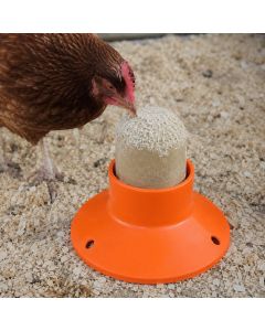 Hentastic Foraging Cake Feeder voor kippen. Houdt de voercake van de grond, meerdere kippen kunnen tegelijk pikken en de houder is herbruikbaar.