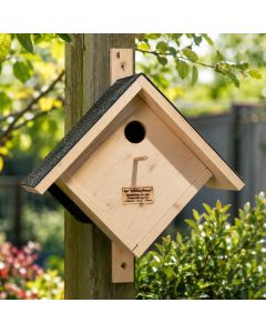 Ruime houten nestkast voor spreeuwen met 45mm invliegopening, dakbedekking, zitstok en openklapbare constructie. Afmeting 40 x 22,5 x 50,5 cm.