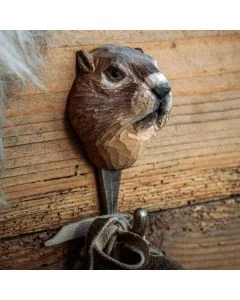 Kledinghaak Alpenmarmot van Wildlife Garden aan een rustieke houten wand, met bruin gesneden marmottenkop en een stoffen band aan de metalen haak.