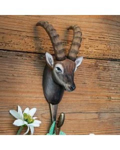 Kledinghaak Alpensteenbok van Wildlife Garden aan een rustieke houten wand, met bruine steenbokkop, lange geribbelde hoorns en metalen haak.