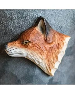 Houten koelkastmagneet Vos van Wildlife Garden met roodbruine vacht, spitse oren en witte snuit, bevestigd op een donkergrijze metalen ondergrond.