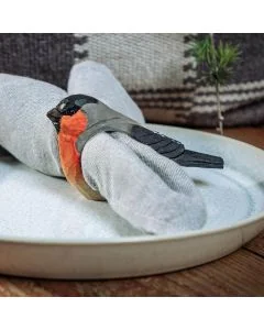 Handgesneden servetring met goudvink van lindehout. Met de hand beschilderd en voorzien van glazen ogen. Bijzondere tafeldecoratie van Wildlife Garden.