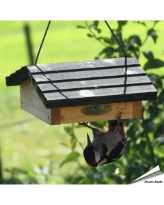 Energieblokhouder met dak ✓ Eenvoudige toegang tot voer voor behendige vogels zoals spechten, mezen, boomklevers en sijzen ✓ Stevige houtconstructie ✓ Vogelhuisje.com
