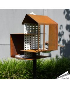 Stijlvol voederhuis op paal van cortenstaal ✔️ Drie lagen voor zaden, vetbollen & water ✔️ Duurzaam design voor elke tuin ➤ Bestel nu bij Vogelhuisje.com