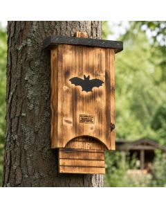 Ruime vleermuiskast koloniekast van geflamd hout, ca. 31 x 12 x 60 cm. Open onderzijde, groefstructuur en aanbevolen montage vanaf 4 tot 5 meter.