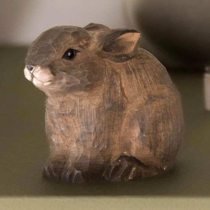 DecoAnimal Baby Konijn van Wildlife Garden, een bruin houten konijnenbeeld met grote liggende oren, zwarte glanzende ogen, lichte snuit en kleine voorpootjes.