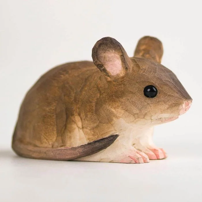 DecoAnimal Muis van Wildlife Garden, een bruin houten muizenbeeld met grote ronde oren, zwarte glanzende ogen, roze neus, witte buik en lange staart.