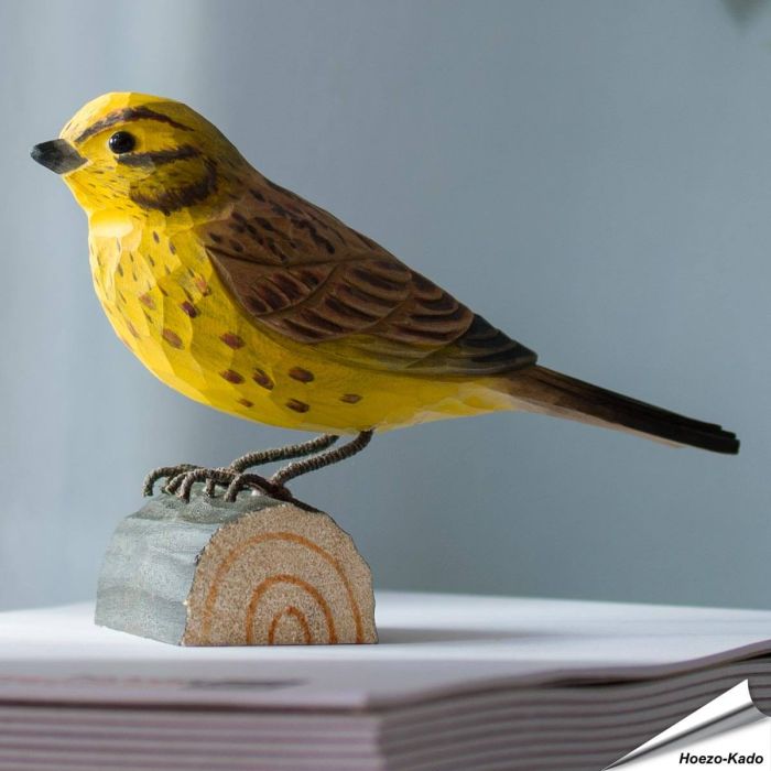Handgemaakte Geelgors DecoBird kopen? Natuurgetrouwe houten vogel van Wildlife Garden. Duurzame vogeldecoratie & uniek cadeau ➤ Vogelhuisje.com