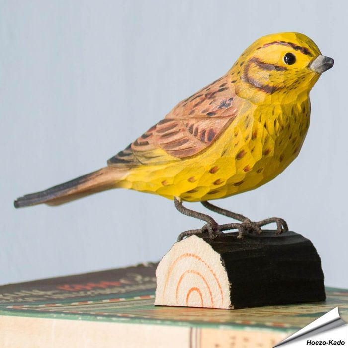 DecoBird - Geelgors | Houtgesneden vogel | lindenhout