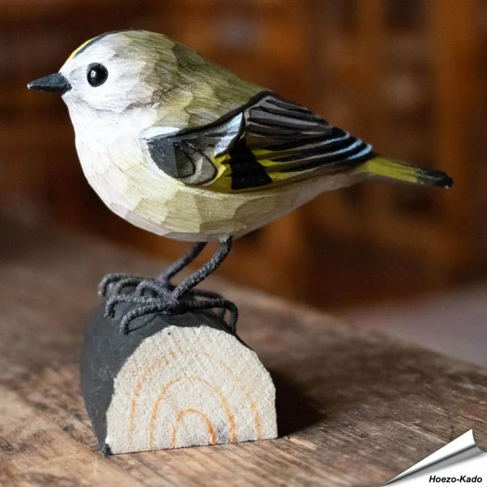 DecoBird - Goudhaan | Houtgesneden vogel | lindenhout